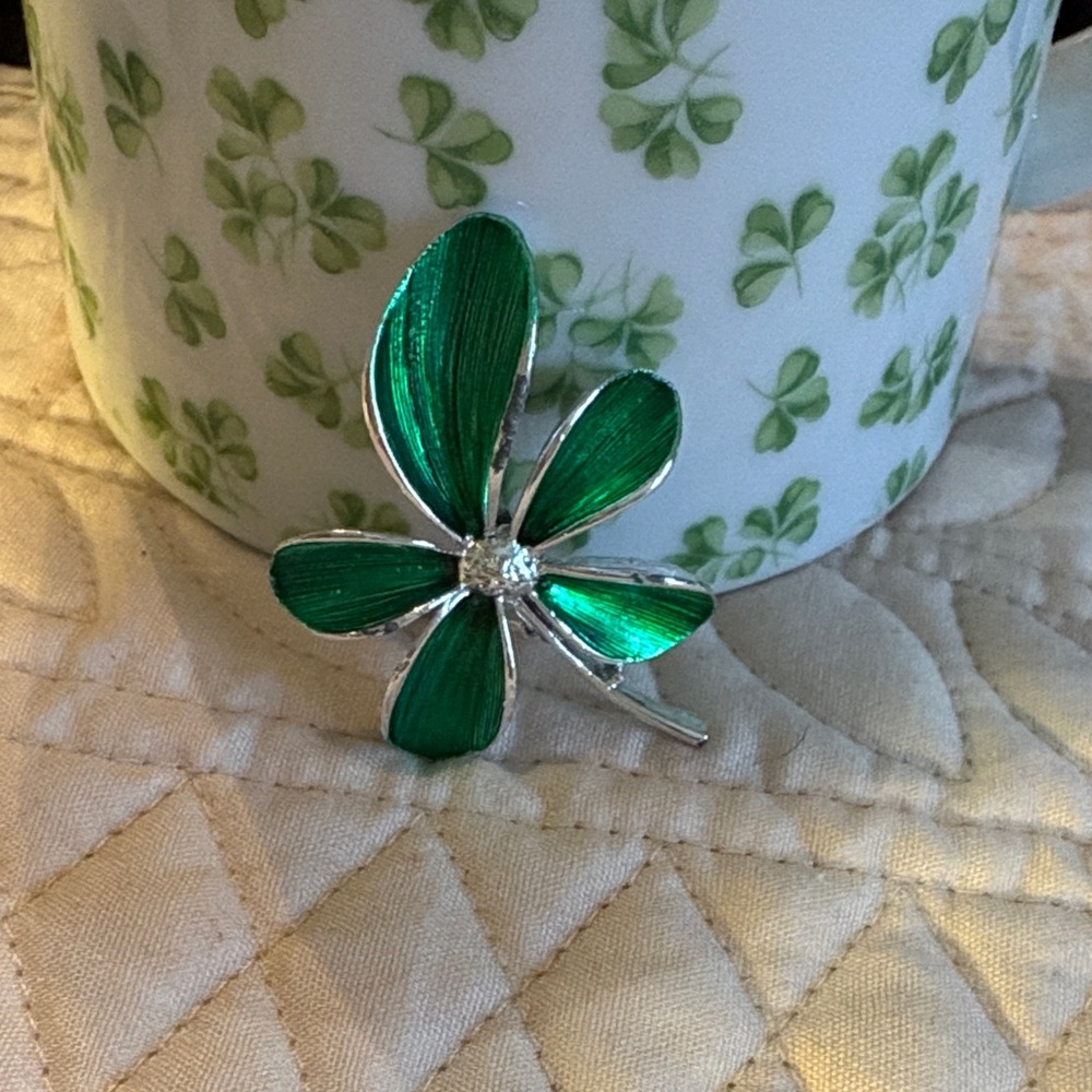 💚 Striated Green Silver tone Clover Brooch raised center